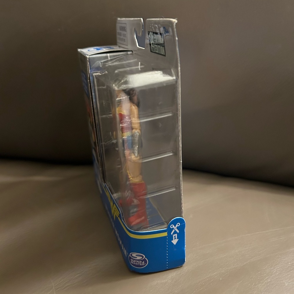 *Rare/Collectable* DC Wonder Woman Figure with Mystery Accessories 4”inches - Picture 5 of 11